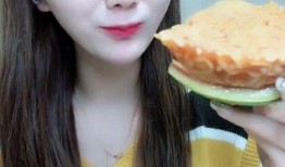 小网红洗头吃瓜,意外走红网络